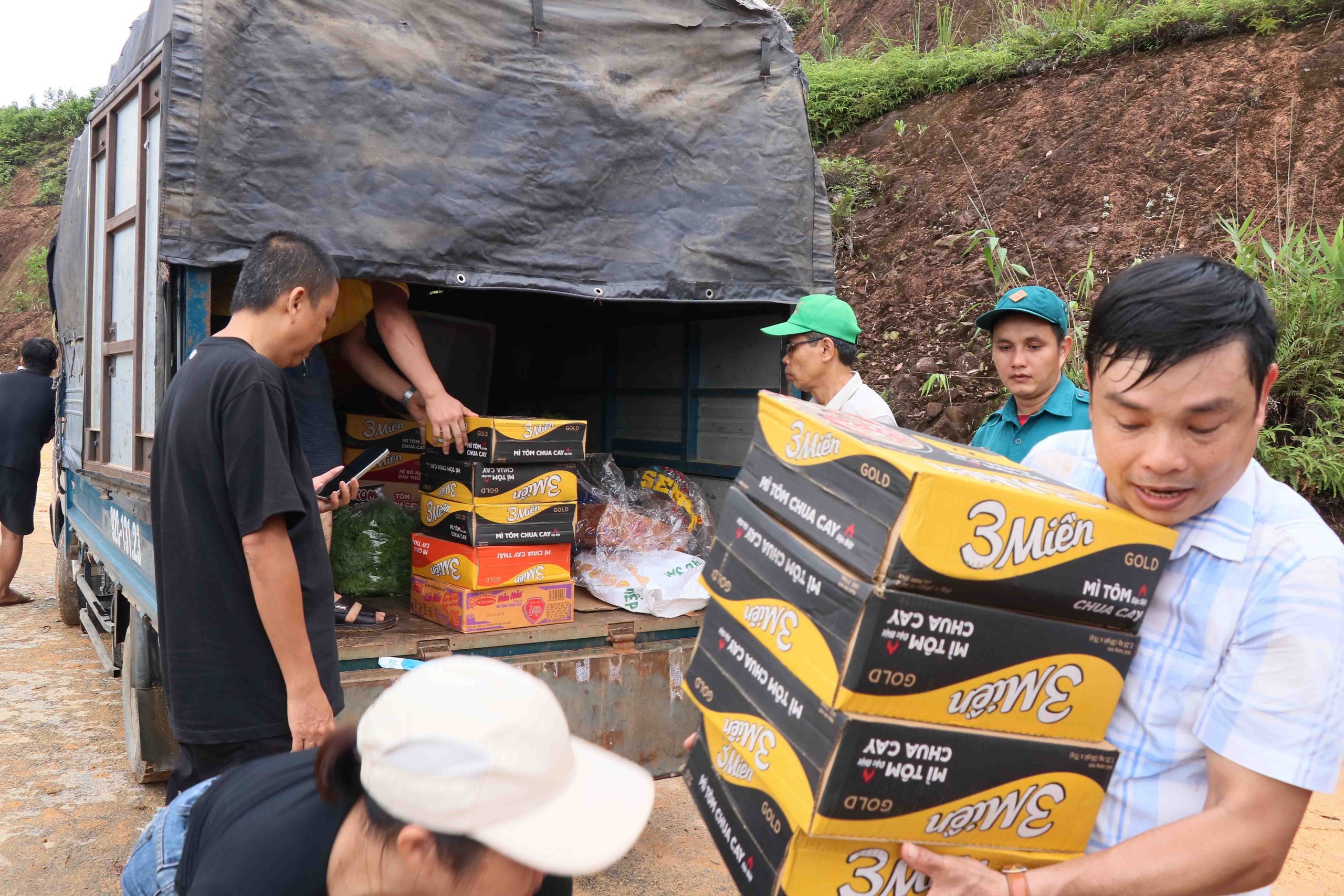 Băng rừng, vượt sông mang lương thực đến cho đồng bào vùng sâu - Ảnh 1. Băng rừng, vượt sông mang lương thực đến cho đồng bào vùng sâu - Ảnh 1.