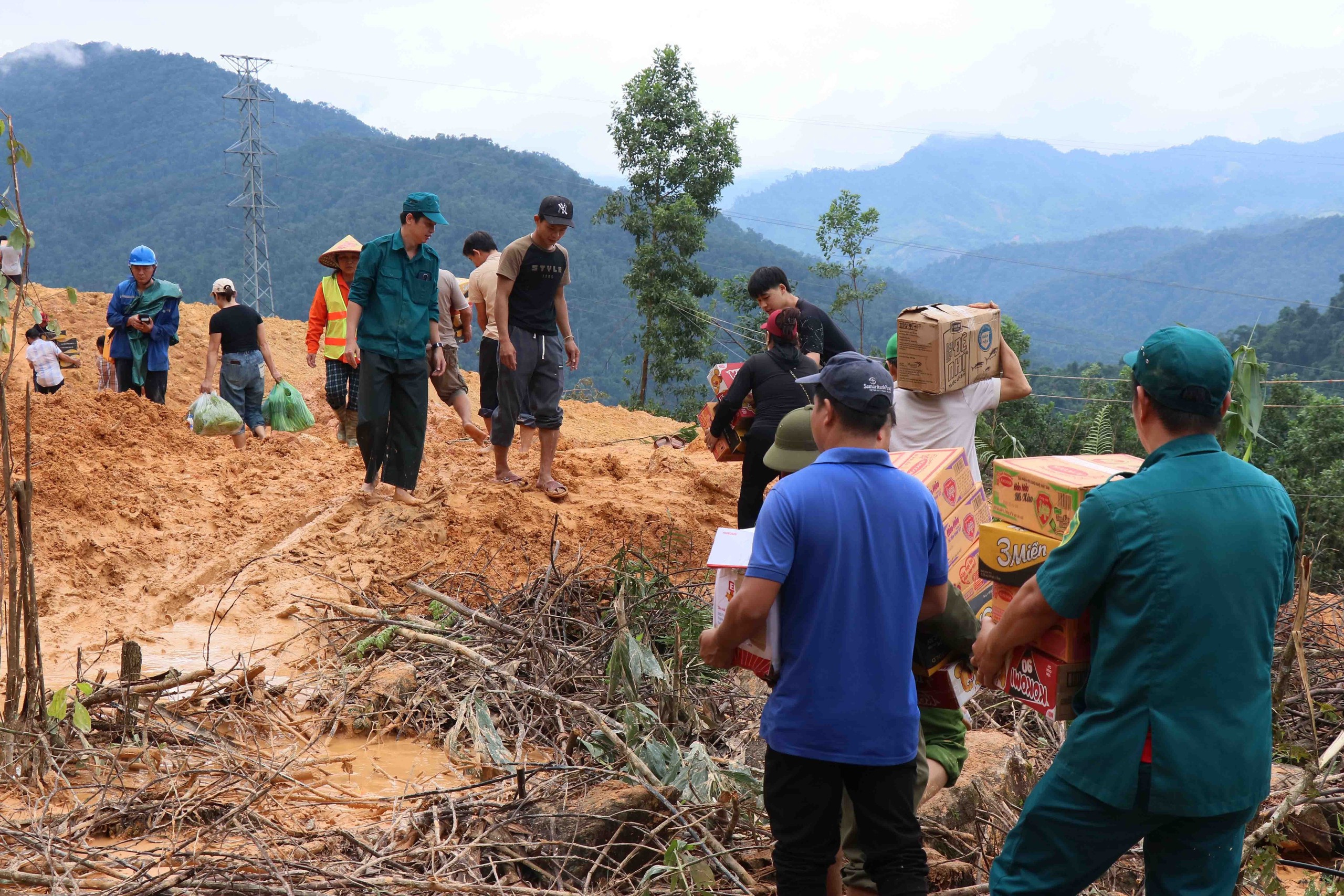 Băng rừng, vượt sông mang lương thực đến cho đồng bào vùng sâu - Ảnh 6. Băng rừng, vượt sông mang lương thực đến cho đồng bào vùng sâu - Ảnh 6.