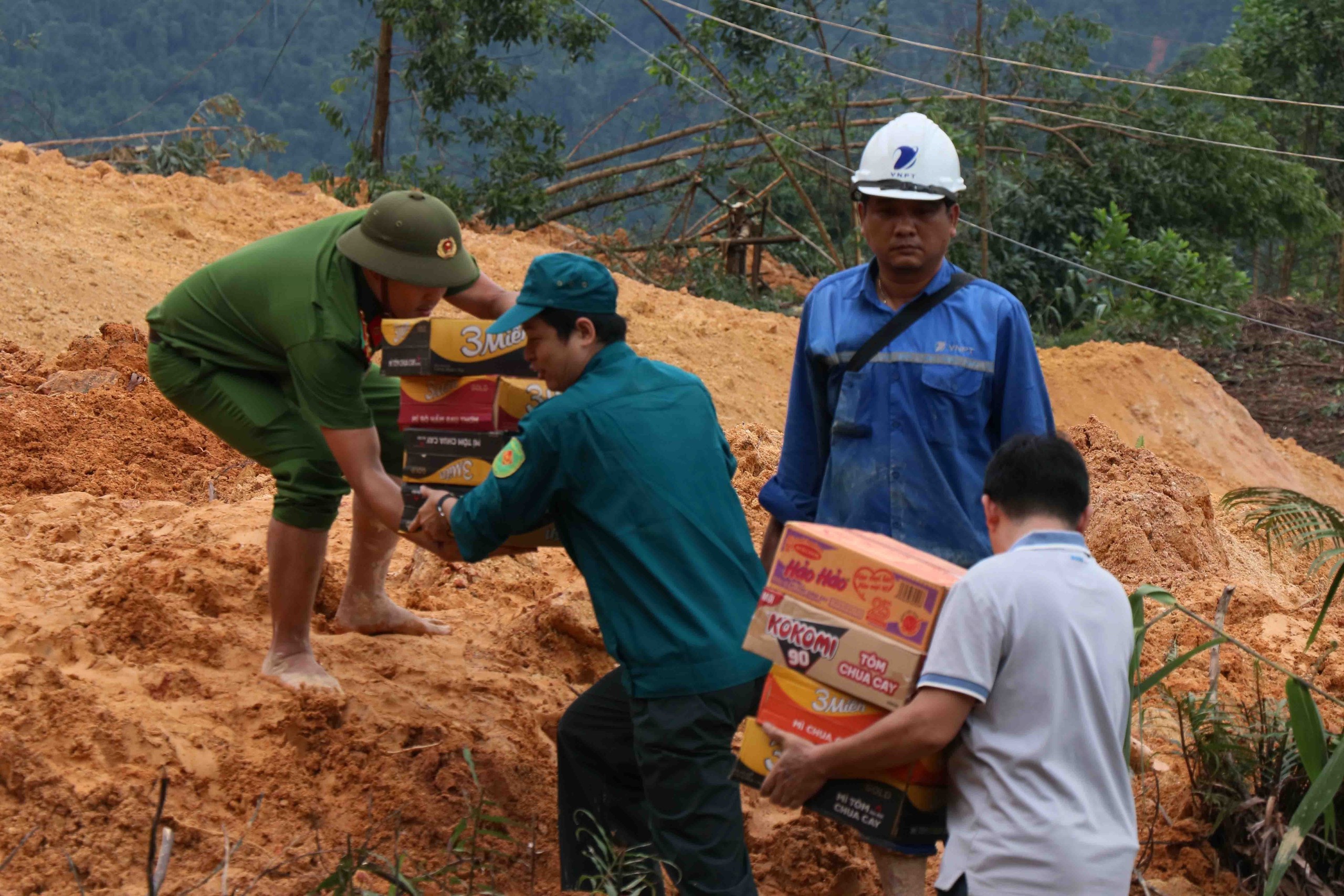 Băng rừng, vượt sông mang lương thực đến cho đồng bào vùng sâu - Ảnh 2. Băng rừng, vượt sông mang lương thực đến cho đồng bào vùng sâu - Ảnh 2.
