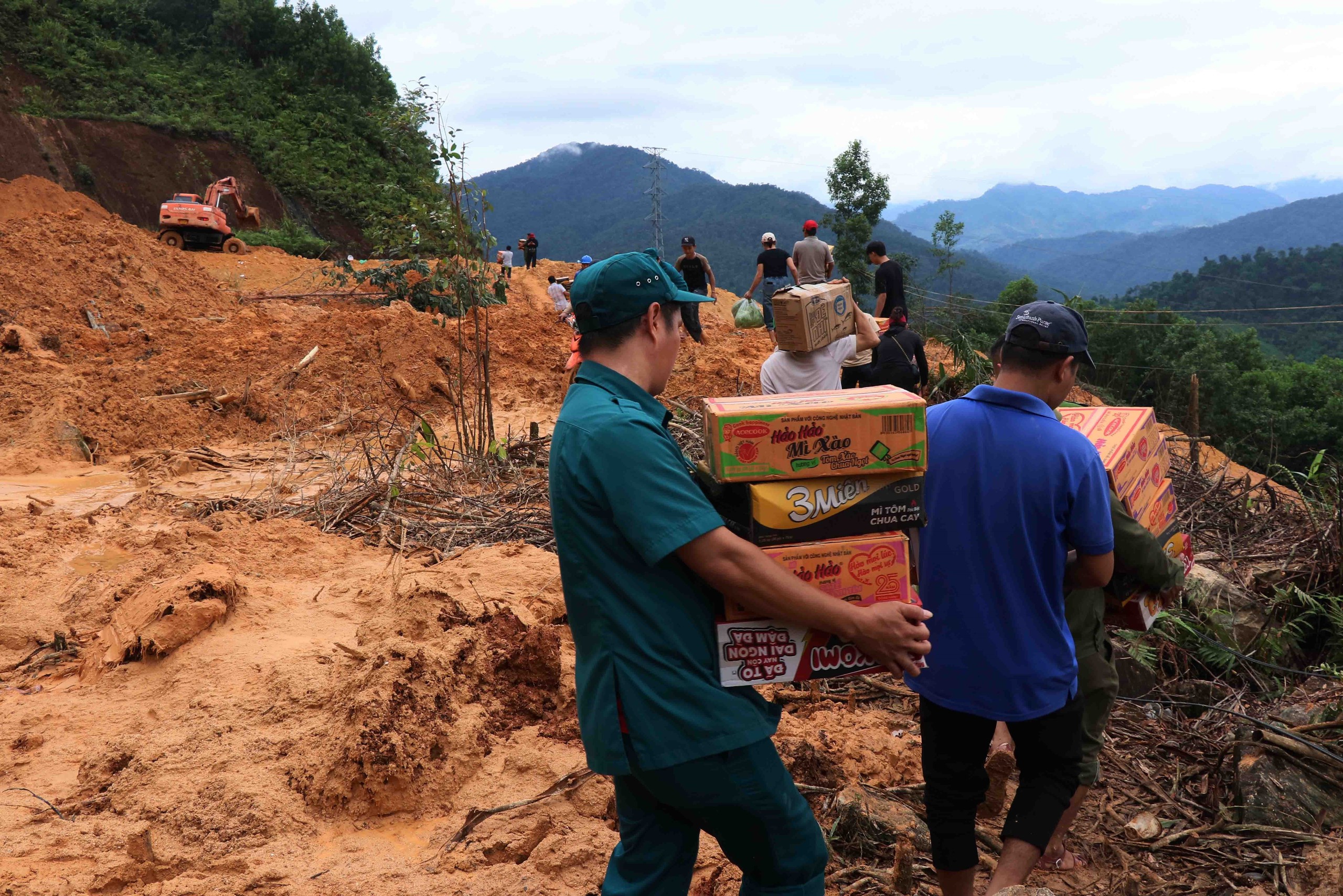 Băng rừng, vượt sông mang lương thực đến cho đồng bào vùng sâu - Ảnh 4. Băng rừng, vượt sông mang lương thực đến cho đồng bào vùng sâu - Ảnh 4.