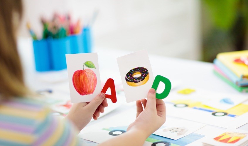 Học thêm ngoại ngữ giúp não trẻ lâu hơn - Ảnh 1.