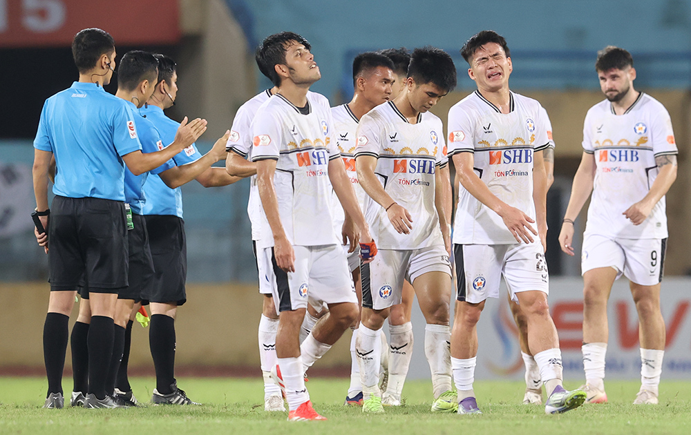 Nóng bỏng cuộc chiến sinh tồn ở V-League - Ảnh 1.