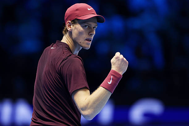 Jannik Sinner tiếp tục khẳng định phong độ ấn khi đánh bại Felix Auger-Aliassime 7-5, 6-1 ở trận mở màn vòng bảng ATP Finals 2025