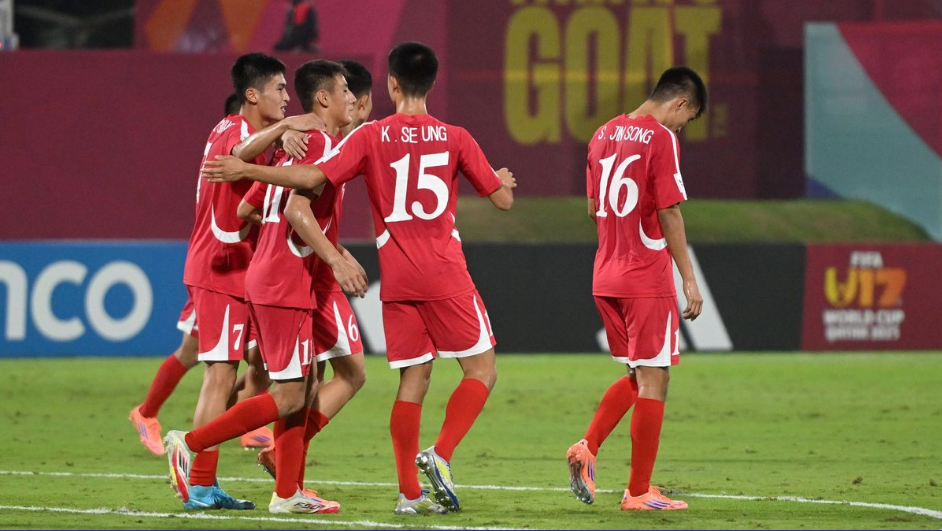 Dù để thua Colombia 0-2 ở lượt trận cuối vòng bảng, U17 Triều Tiên vẫn giành quyền đi tiếp tại World Cup U17 2025 diễn ra ở Qatar, nhờ đứng trong nhóm tám đội xếp thứ ba có thành tích tốt nhất