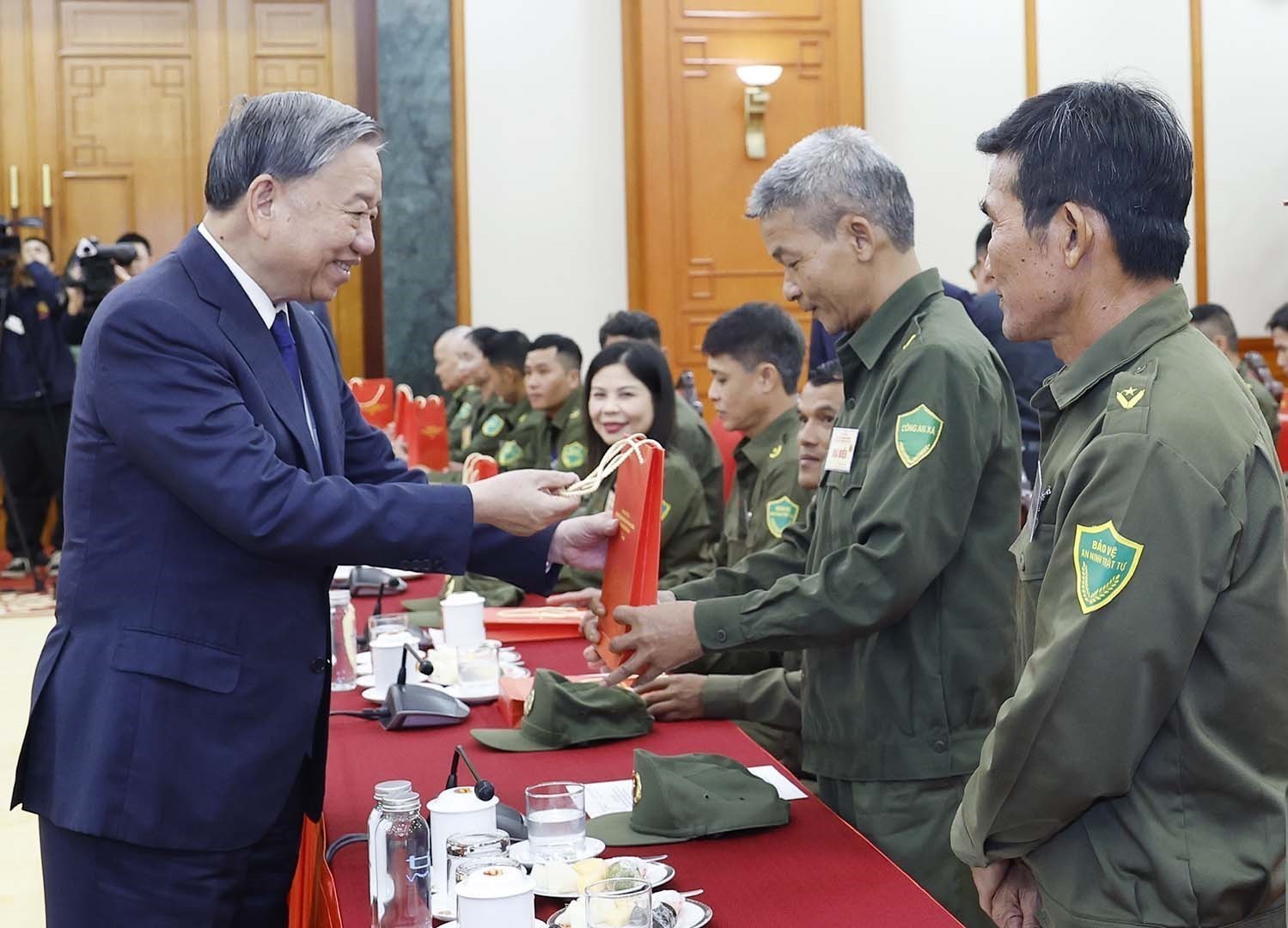 Tổng Bí Thư gặp mặt đại biểu tiêu biểu toàn quốc tham gia bảo vệ an ninh, trật tự ở cơ sở - Ảnh 3.