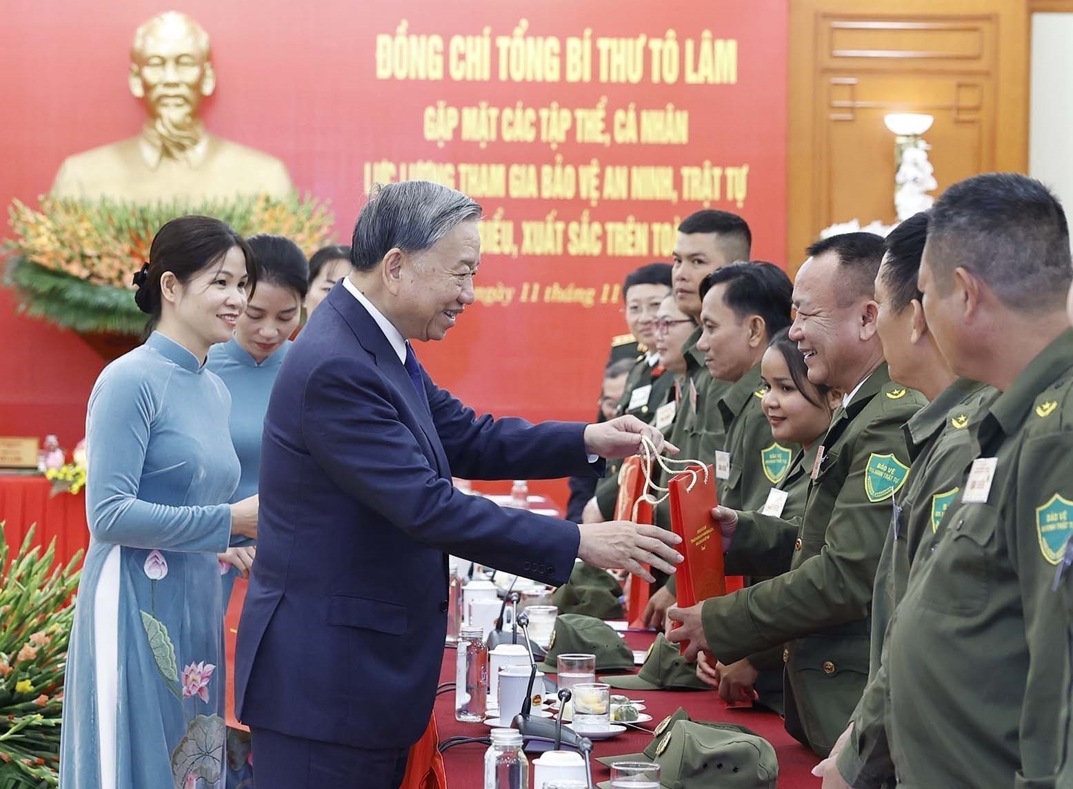 Tổng Bí Thư gặp mặt đại biểu tiêu biểu toàn quốc tham gia bảo vệ an ninh, trật tự ở cơ sở - Ảnh 1.