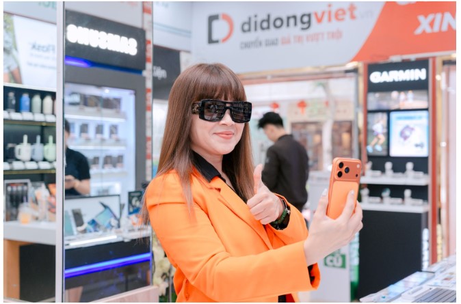 iPhone 17 Pro Max màu cam: Sao Việt còn mê hay đã hết hot? - Ảnh 1. iPhone 17 Pro Max màu cam: Sao Việt còn mê hay đã hết hot? - Ảnh 1.