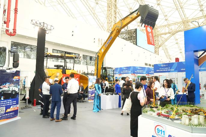 Khai mạc Tuần lễ công nghiệp và công nghệ Việt Nam 2025 tại Trung tâm triển lãm Việt Nam - Ảnh 7. Khai mạc Tuần lễ công nghiệp và công nghệ Việt Nam 2025 tại Trung tâm triển lãm Việt Nam - Ảnh 7.