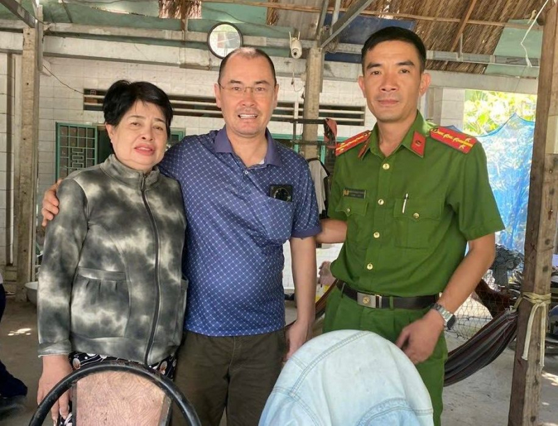 Công an phường hỗ trợ một người Pháp gốc Việt tìm lại được người thân sau nhiều năm thất lạc - Ảnh 1. Công an phường hỗ trợ một người Pháp gốc Việt tìm lại được người thân sau nhiều năm thất lạc - Ảnh 1.