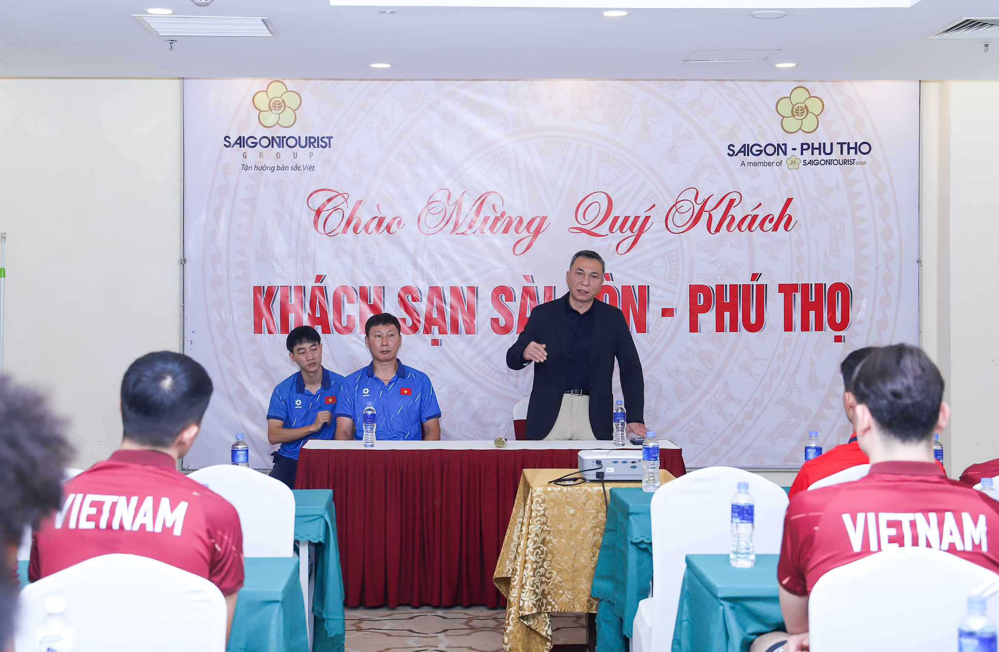 Đội tuyển Việt Nam được ‘tiếp lửa’ trước chuyến làm khách tại Lào - Ảnh 1.