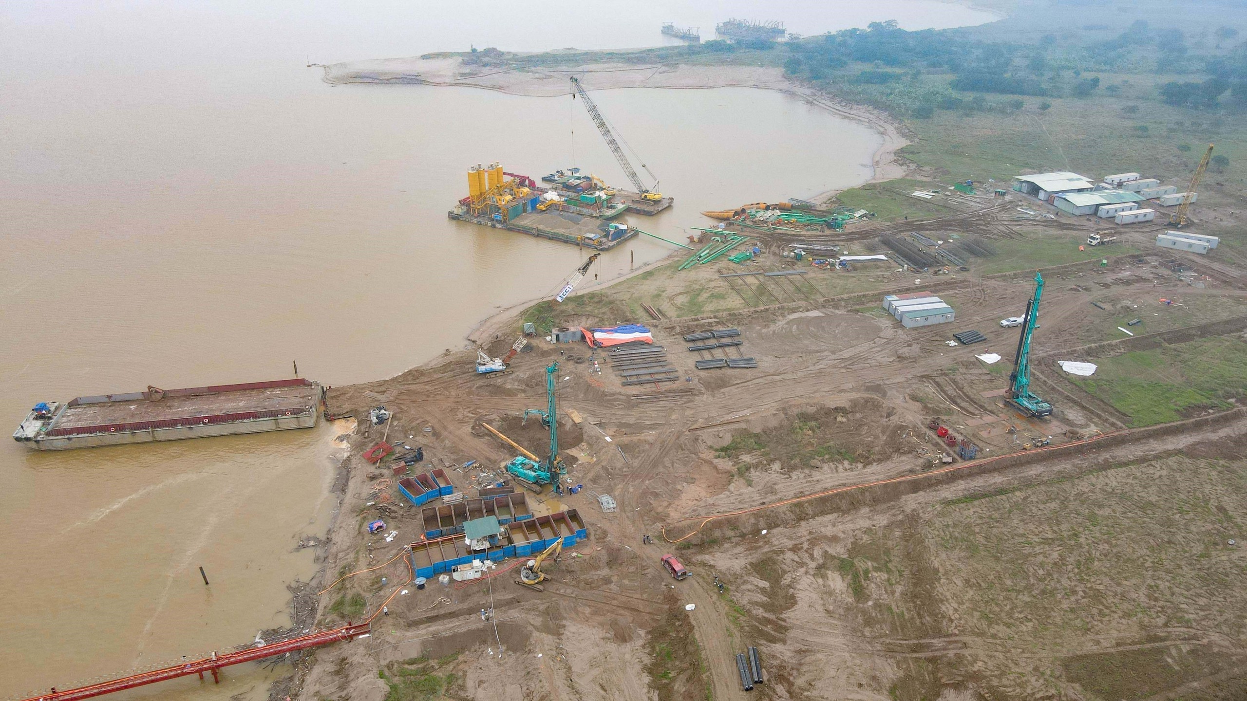 Đẩy nhanh tiến độ thi công cầu Hồng Hà thuộc dự án xây dựng đường vành đai 4 Vùng Thủ đô