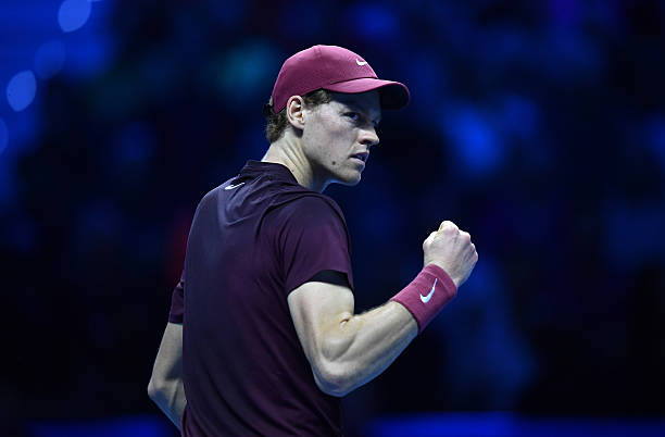 Jannik Sinner tiếp tục phong độ ấn tượng khi đánh bại Alexander Zverev 6-4, 6-3, giành vé vào bán kết ATP Finals ngay trên sân nhà Turin