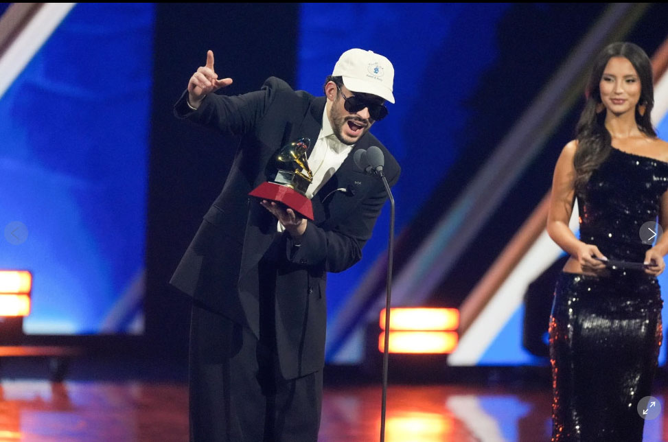 Bad Bunny &quot;thống trị&quot; Latin Grammy 2025 với giải Album của Năm, khép lại đêm trao giải bùng nổ và đầy cảm xúc - Ảnh 1.