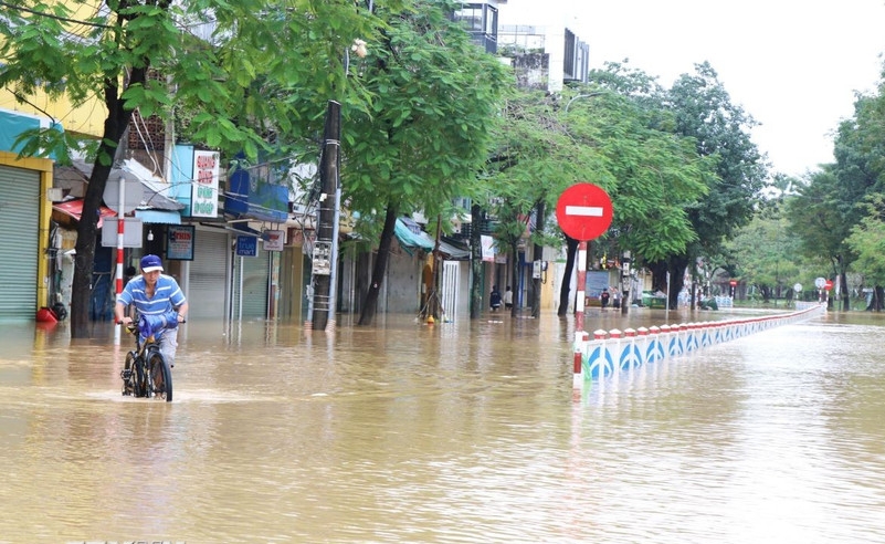Trưởng ban Chỉ đạo Phòng thủ dân sự Quốc gia chỉ đạo ứng phó với mưa lũ khu vực miền Trung - Ảnh 1.