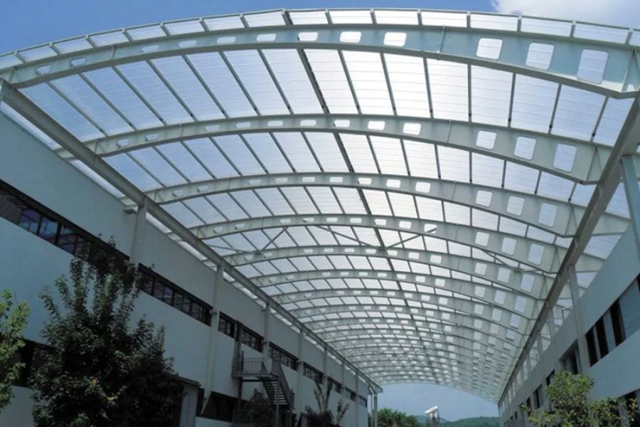 Có nên dùng tấm lợp polycarbonate cho mái nhà hiện đại? - Ảnh 2. Có nên dùng tấm lợp polycarbonate cho mái nhà hiện đại? - Ảnh 2.