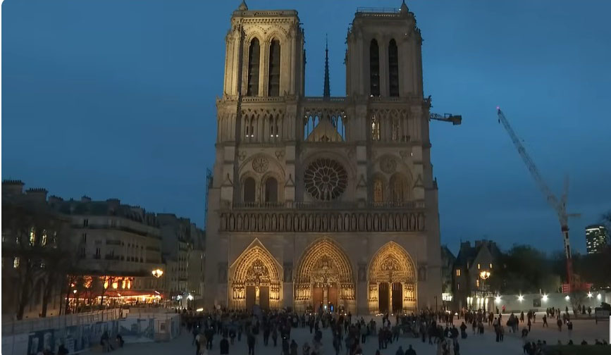 Chuông Nhà thờ Đức Bà ngân vang tưởng niệm 10 năm vụ tấn công tại Paris (Pháp) - Ảnh 1.