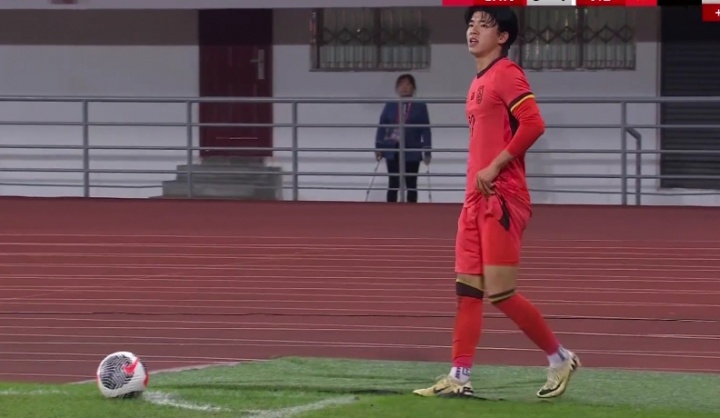 Cầu thủ U22 Trung Quốc nhận thẻ vàng khi nhổ cột cờ ở trận thua tuyển trẻ Việt Nam, CĐV lập tức chỉ trích - Ảnh 2. Cầu thủ U22 Trung Quốc nhận thẻ vàng khi nhổ cột cờ ở trận thua tuyển trẻ Việt Nam, CĐV lập tức chỉ trích - Ảnh 2.