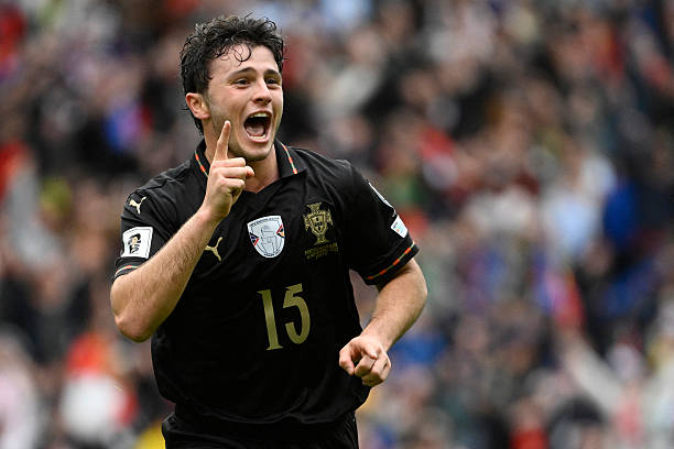 Neves lập hat-trick cho tuyển Bồ Đào Nha Neves lập hat-trick cho tuyển Bồ Đào Nha