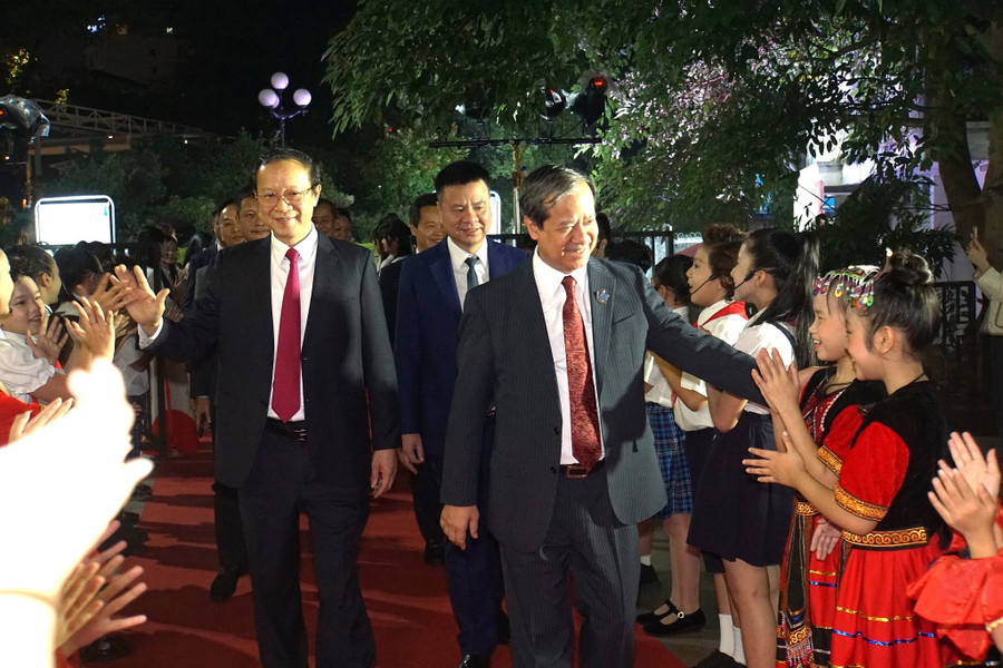 Bộ trưởng Nguyễn Kim Sơn: Người thầy biến tri thức thành ánh sáng để học trò kiến tạo tương lai - Ảnh 1. Bộ trưởng Nguyễn Kim Sơn: Người thầy biến tri thức thành ánh sáng để học trò kiến tạo tương lai - Ảnh 1.