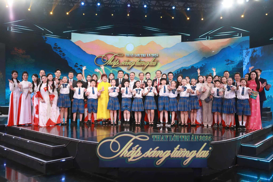 Bộ trưởng Nguyễn Kim Sơn: Người thầy biến tri thức thành ánh sáng để học trò kiến tạo tương lai - Ảnh 2. Bộ trưởng Nguyễn Kim Sơn: Người thầy biến tri thức thành ánh sáng để học trò kiến tạo tương lai - Ảnh 2.