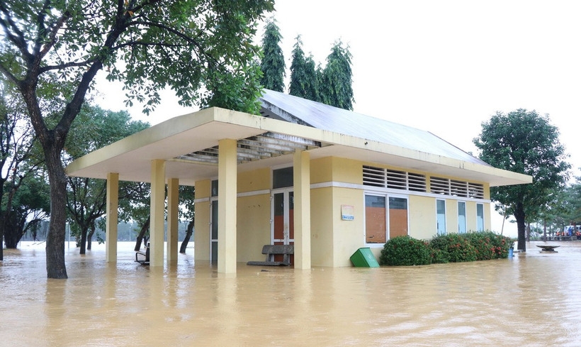 Thành phố Huế cho học sinh nghỉ học trong ngày 17/11 do nước lũ dâng cao - Ảnh 1. Thành phố Huế cho học sinh nghỉ học trong ngày 17/11 do nước lũ dâng cao - Ảnh 1.