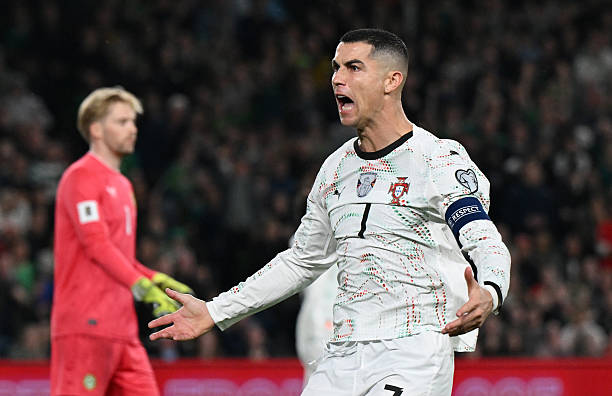 Cristiano Ronaldo đang trên đường tham dự một kỳ World Cup nữa sau khi đội tuyển Bồ Đào Nha chính thức giành vé tới giải đấu diễn ra vào năm tới tại Mỹ, Canada và Mexico Cristiano Ronaldo đang trên đường tham dự một kỳ World Cup nữa sau khi đội tuyển Bồ Đào Nha chính thức giành vé tới giải đấu diễn ra vào năm tới tại Mỹ, Canada và Mexico