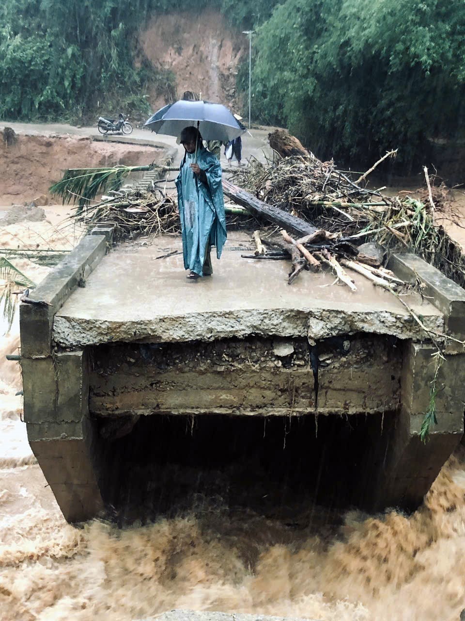 Cầu Nước Bao (Quảng Ngãi) bị gãy 1 nhịp, hơn 280 hộ dân bị cô lập - Ảnh 2. Cầu Nước Bao (Quảng Ngãi) bị gãy 1 nhịp, hơn 280 hộ dân bị cô lập - Ảnh 2.