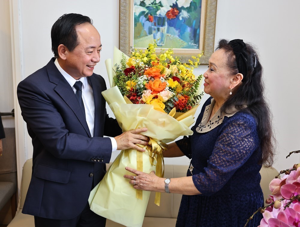 Trưởng Ban Tuyên giáo và Dân vận Trung ương chúc mừng Nhà giáo Nhân dân Trần Thu Hà - Ảnh 1. Trưởng Ban Tuyên giáo và Dân vận Trung ương chúc mừng Nhà giáo Nhân dân Trần Thu Hà - Ảnh 1.