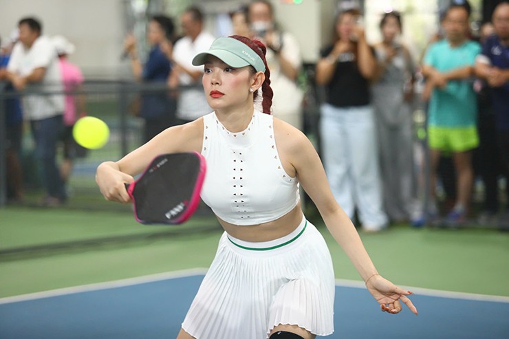 Nữ ca sĩ Việt biến niềm đam mê pickleball thành mô hình kinh doanh gia đình thành công - Ảnh 1. Nữ ca sĩ Việt biến niềm đam mê pickleball thành mô hình kinh doanh gia đình thành công - Ảnh 1.