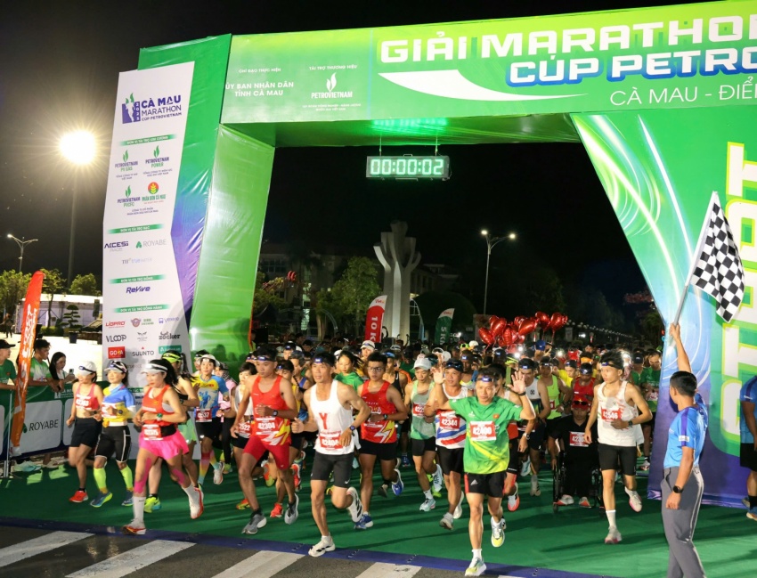 Giải Marathon Cà Mau 2025 - Cúp Petrovietnam: Hơn 6.000 vận động viên bùng nổ trên đường chạy - Ảnh 1. Giải Marathon Cà Mau 2025 - Cúp Petrovietnam: Hơn 6.000 vận động viên bùng nổ trên đường chạy - Ảnh 1.
