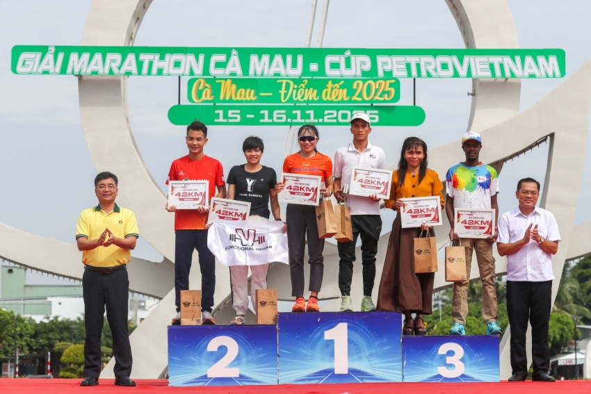 Giải Marathon Cà Mau 2025 - Cúp Petrovietnam: Hơn 6.000 vận động viên bùng nổ trên đường chạy - Ảnh 7. Giải Marathon Cà Mau 2025 - Cúp Petrovietnam: Hơn 6.000 vận động viên bùng nổ trên đường chạy - Ảnh 7.