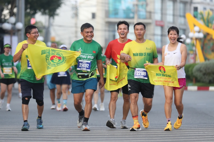 Giải Marathon Cà Mau 2025 - Cúp Petrovietnam: Hơn 6.000 vận động viên bùng nổ trên đường chạy - Ảnh 2. Giải Marathon Cà Mau 2025 - Cúp Petrovietnam: Hơn 6.000 vận động viên bùng nổ trên đường chạy - Ảnh 2.