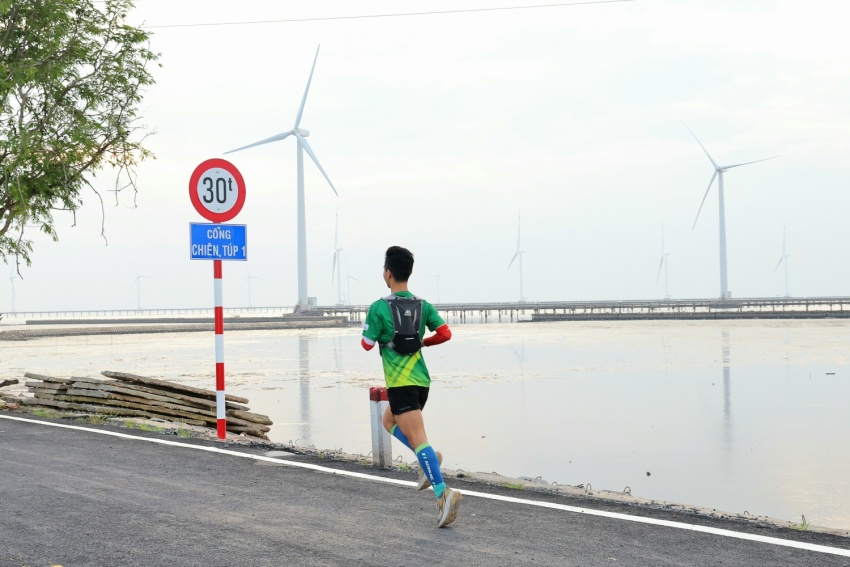 Giải Marathon Cà Mau 2025 - Cúp Petrovietnam: Hơn 6.000 vận động viên bùng nổ trên đường chạy - Ảnh 6. Giải Marathon Cà Mau 2025 - Cúp Petrovietnam: Hơn 6.000 vận động viên bùng nổ trên đường chạy - Ảnh 6.
