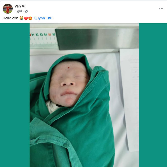 Văn Vĩ khoe con mới chào đời ngay trong đợt tập trung đội tuyển Việt Nam - Ảnh 1.