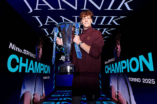 Jannik Sinner vượt qua Carlos Alcaraz với tỷ số 7-6 (4), 7-5 trong trận chung kết ATP Finals 2025 Jannik Sinner vượt qua Carlos Alcaraz với tỷ số 7-6 (4), 7-5 trong trận chung kết ATP Finals 2025