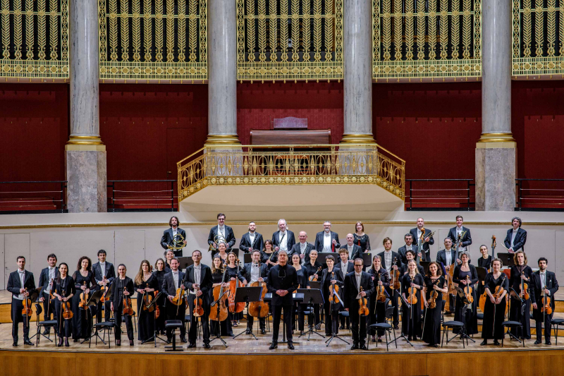 Dàn nhạc Thính phòng Vienna mang âm nhạc cổ điển đến với khán giả tại Nhà hát Hồ Gươm. Dàn nhạc Thính phòng Vienna mang âm nhạc cổ điển đến với khán giả tại Nhà hát Hồ Gươm.