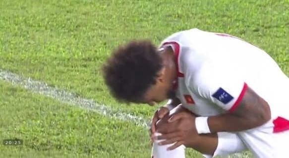 Xuân Son ăn mừng theo cách đặc biệt sau khi ghi bàn, đánh dấu sự trở lại đầy cảm xúc ở ĐT Việt Nam - Ảnh 1. Xuân Son ăn mừng theo cách đặc biệt sau khi ghi bàn, đánh dấu sự trở lại đầy cảm xúc ở ĐT Việt Nam - Ảnh 1.