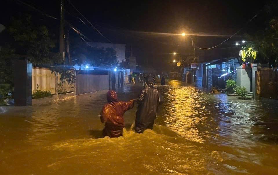 Đắk Lắk di dời hàng trăm hộ dân trong đêm khỏi vùng ngập lụt - Ảnh 1. Đắk Lắk di dời hàng trăm hộ dân trong đêm khỏi vùng ngập lụt - Ảnh 1.
