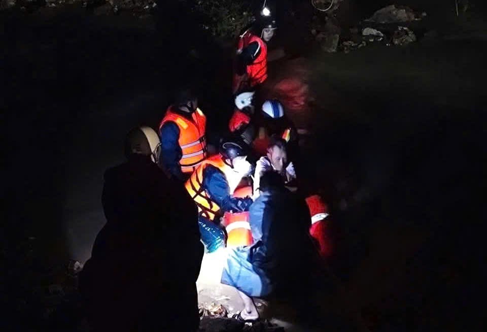 Đắk Lắk di dời hàng trăm hộ dân trong đêm khỏi vùng ngập lụt - Ảnh 4. Đắk Lắk di dời hàng trăm hộ dân trong đêm khỏi vùng ngập lụt - Ảnh 4.