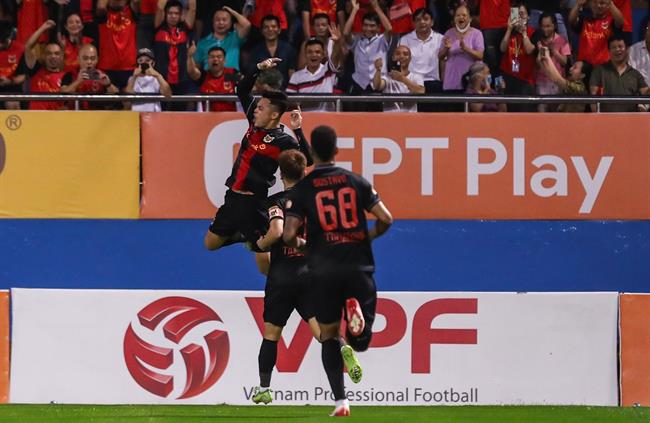 Người hùng Thể Công không ăn mừng khi lập siêu phẩm, CĐM nhắc tên Đức Chiến, Hoàng Đức - Ảnh 2. Thể Công