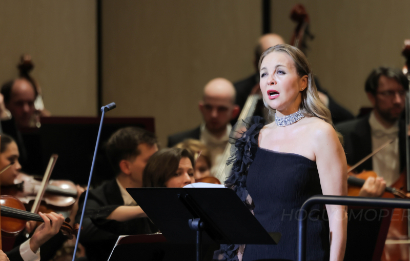 Nữ nghệ sĩ Yekaterina Sergeeva trình diễn những trích đoạn opera kinh điển. Nữ nghệ sĩ Yekaterina Sergeeva trình diễn những trích đoạn opera kinh điển.