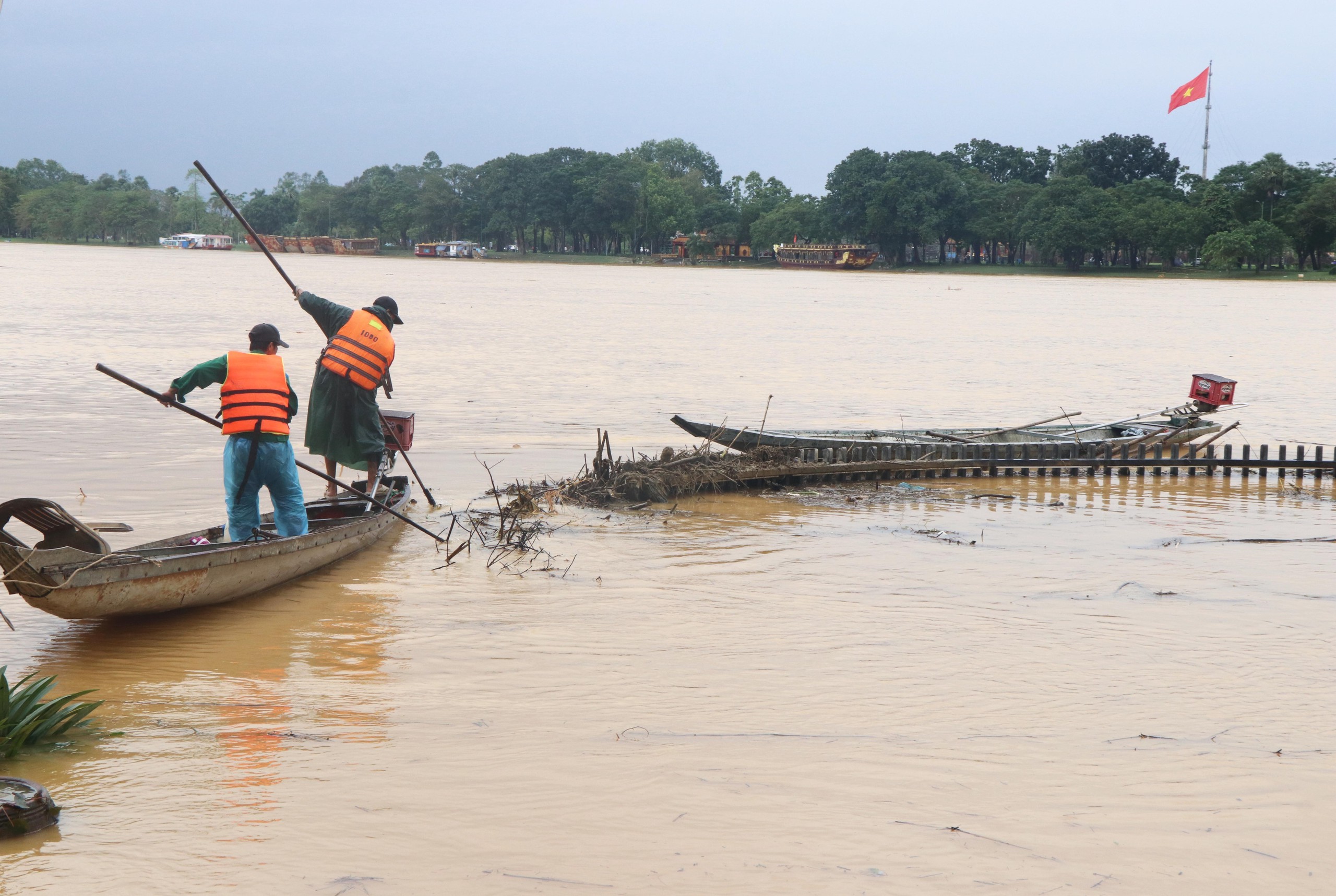 Huế: Mực nước trên sông Hương, sông Bồ lên dần xấp xỉ báo động 3