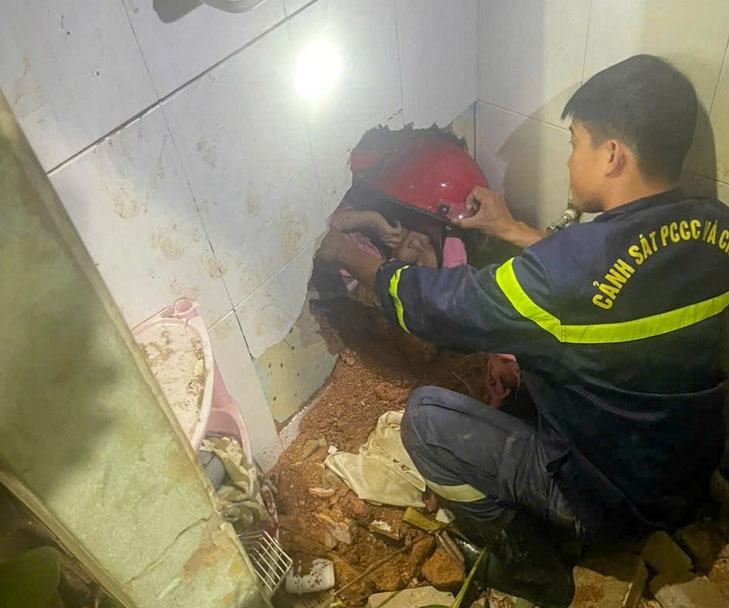 Bé gái bị đất đá sạt lở vùi lấp ở Xuân Trường- Đà Lạt đã qua cơn nguy kịch - Ảnh 1.