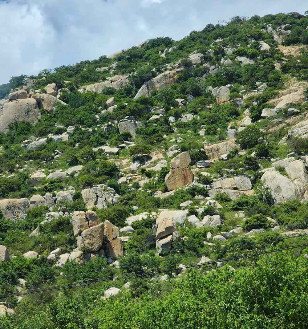 Phong toả một làn đường Quốc lộ 1 qua Lâm Đồng bị vướng đá lớn - Ảnh 2. Phong toả một làn đường Quốc lộ 1 qua Lâm Đồng bị vướng đá lớn - Ảnh 2.