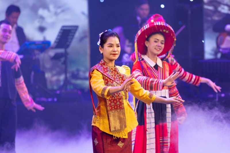 “Tiết mục Vũ khúc Kết đoàn của Đoàn múa Nhà hát Ca múa nhạc Sơn La đã khép lại một đêm nhạc trọn vẹn.”