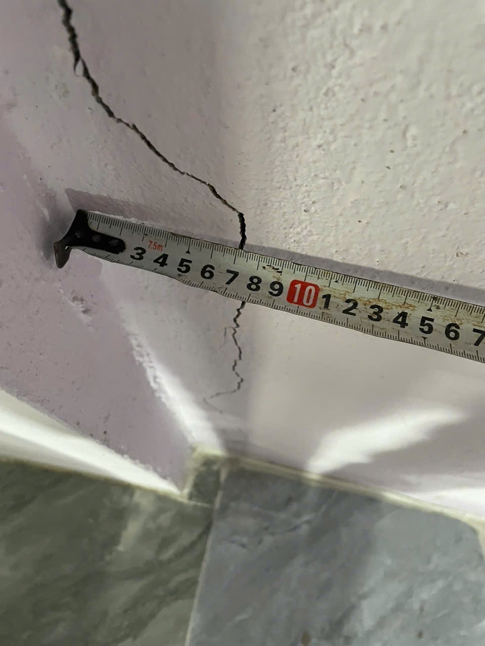 Gia Lai: Tiếng nổ dưới đất gây nhiều vết nứt nhà tại xã Ia Rsai - Ảnh 4.