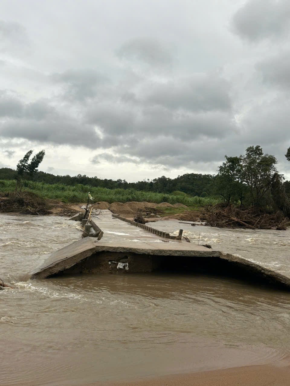 Gia Lai: Tiếng nổ dưới đất gây nhiều vết nứt nhà tại xã Ia Rsai - Ảnh 1.