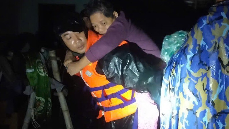 Lực lượng hải quân được điều động ứng cứu người dân Khánh Hòa bị ngập lụt trong đêm
