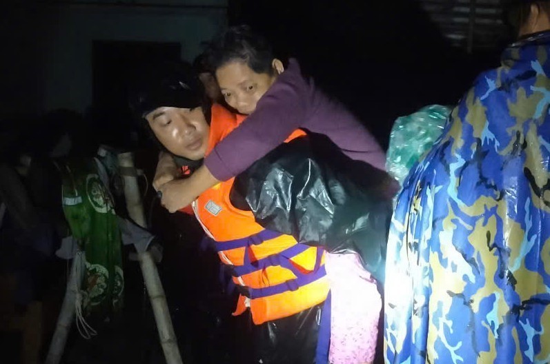 Hải quân được điều động ứng cứu người dân Khánh Hòa bị ngập lụt trong đêm - Ảnh 5.