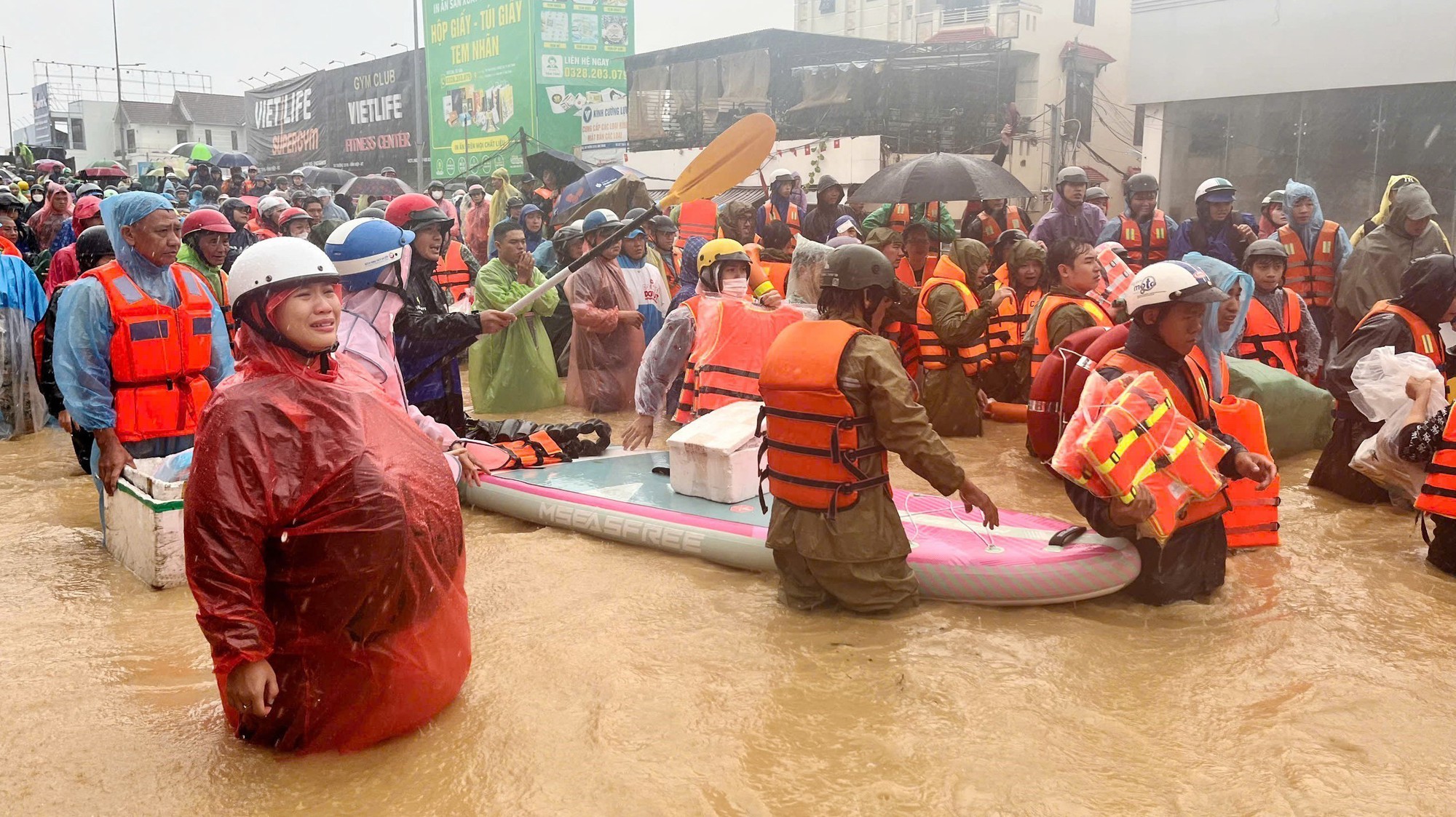 Nỗ lực đưa người dân vùng ngập lụt Khánh Hòa đến nơi an toàn